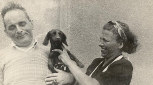 Dora Vaňáková a Karel Poláček se psem Mydlinkou na střešní terase domu Ruská 1024 v Praze Vršovicích v létě 1943