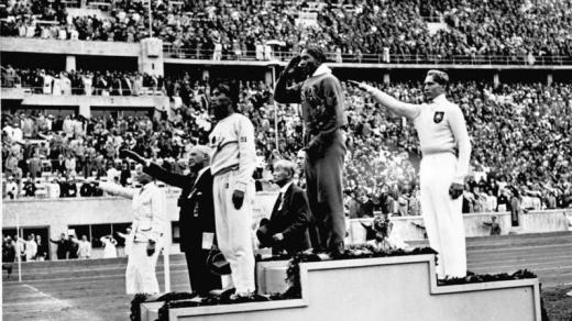 V roce 1936 vyhrál afroamerický sprinter Jesse Owens zlato v běhu na sto metrů na nacistické olympiádě