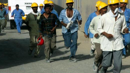 Migranti ve Spojených arabských emirátech při stavbě Burj Dubai
