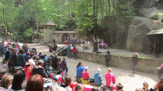 Pódium a zázemí divadla je vytesané do skály, divadlo je uprostřed lesa mezi skalami a běžně se používá i název skalní divadlo