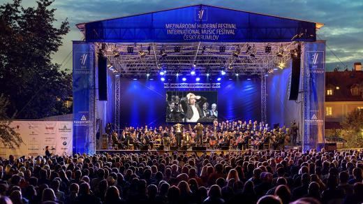 Carl Orff: Carmina Burana. Slavnostní závěrečný koncert 25. ročníku MHF Český Krumlov v Pivovarské zahradě