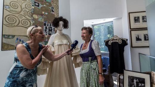 V Gustav Klimt Zentrum am Attersee jsou k vidění mimo jiné šaty, které navrhla malířova přítelkyně Emilie Flöge