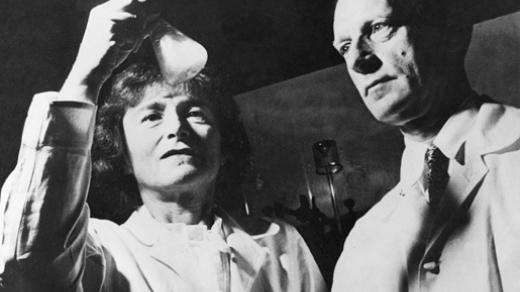 Gerty a Carl Coriovi ve své laboratoři ve washingtonské univerzitní škole lékařství, St. Louis, Missouri, 1947 