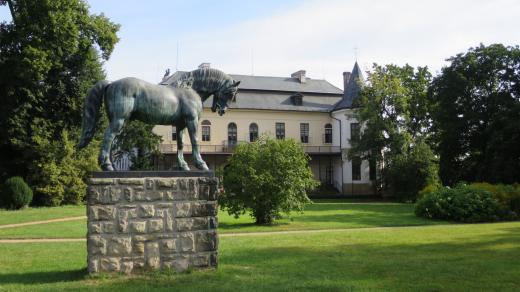 Socha starokladrubského koně v zámeckém parku ve Slatiňanech