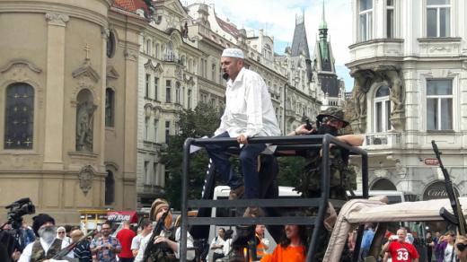 Odpůrci islámu na Staroměstském náměstí v Praze sehráli scénku představující invazi Islámského státu, vyděsili tím kolemjdoucí 