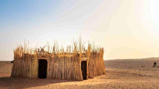poušť, Afrika, migrace enviromentálních uprchlíků, opuštěná chýše