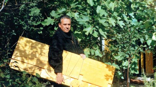 Architekt a designér Cesare Leonardi v roce 1995