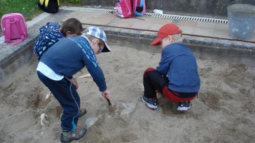Základ archeologického hřiště tvoří dvě pískoviště, kde je možné vyzkoušet si práci archeologa