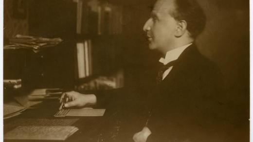 Spisovatel Oskar Baum při práci, 20. léta 20. století