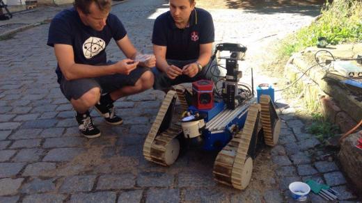 Na pražské ČVUT učí roboty podvolit se lidem