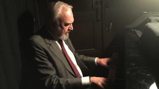 Zdeněk Svěrák za klavírem