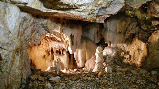 Výzdobu zdejších jeskyní tvoří krystalické vápence - mramory