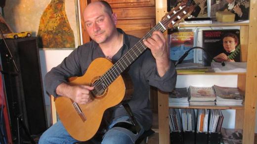Hráč na klasickou kytaru Radek Interholz z Českého Krumlova