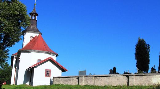 Kostel v Prostřední Lipce sousedí s hřbitovem