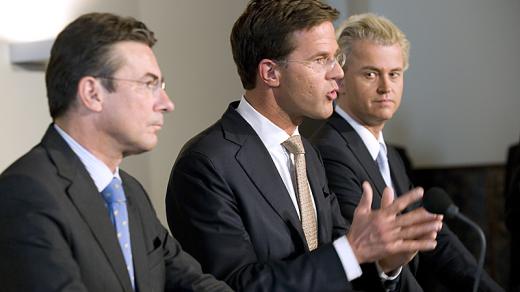 Nizozemský předseda vlády Mark Rutte (uprostřed) a lídr Strany pro svobodu Geert Wilders (vpravo)