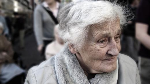 Alzheimerovou chorobou trpí v Česku přes sto padesát tisíc lidí, nejčastěji postihuje lidi staršího věku (ilustrační foto)