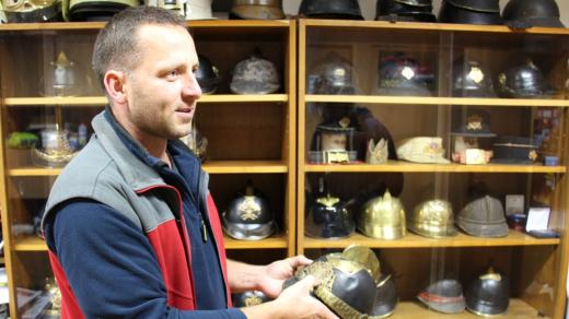 Starosta dobrovolných hasičů v Týně nad Vltavou sbírá historické přilby. Chce je i vystavit pro veřejnost