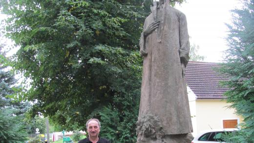 Starosta Kněžeklad Josef Drn u sochy mistra Jana Husa, která je od roku 1921 dominantou místní návsi