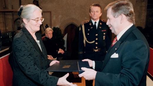 Eva Borková při převzetí medaile od Václava Havla 28. října 1999