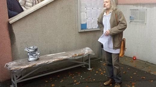 Básník Petr Hruška během slavnostního odhalení lavičky na počest Václava Havla