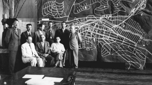 F. L. Gahura se skupinou pro regulační plán Zlína, 1947 na zlínské radnici