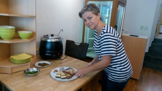 Lenka Kočová z Českých Budějovic připravuje raw dorty a zákusky