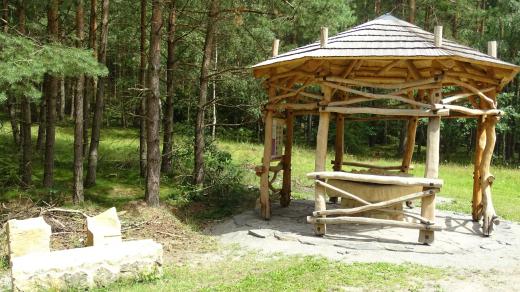 Součástí geostezky Geoparku Ralsko je i dřevěný altán umístěný v krajině
