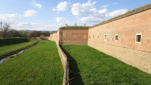 Pevnost Terezín, hradby
