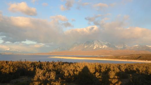 Pohled na štíty parku Torres del Paine za rozbřesku