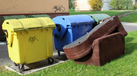Lidé v Chodově často odhazují starý nábytek k popelnicím