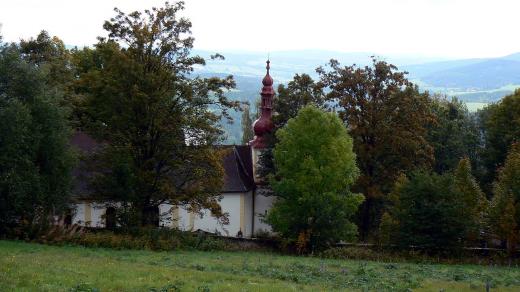 Pohled na kostel sv. Vintíře v Dobré Vodě u Hartmanic