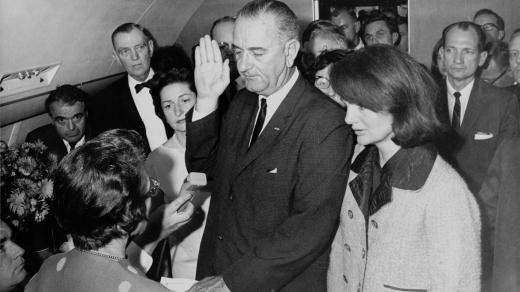 Lyndon B. Johnson skládá prezidentskou přísahu