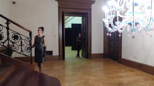 Marie Švestková a Ivan Lupták u lustru výtvarníka Ceritha Wyn Evanse