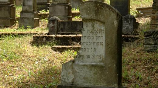 Poškozený náhrobek na židovském hřbitově v Úštěku