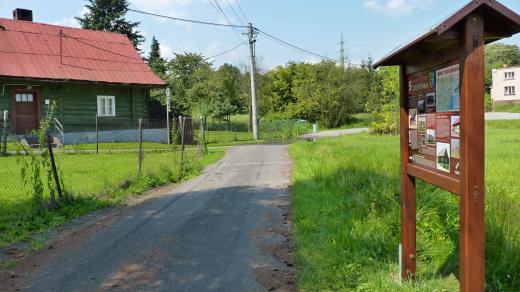 Jedno ze zastavení (5. Dřevěnka) na červené trase naučné stezky