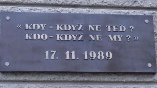 17. listopad 1989 - pamětní deska na Albertově