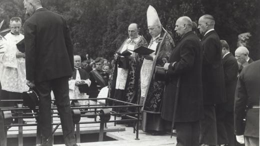 Franz Kamprath mluví při obřadu na vídeňském centrálním hřbitově, v popředí s kloboukem prezident Rakouska Wilhelm Miklas - 5. 8. 1932