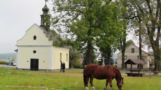 Kaple Cyrila a Metoděje v centru obce Ostrý Kámen