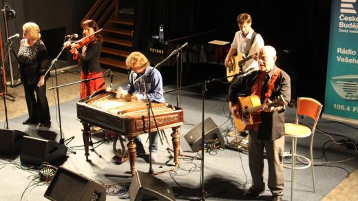 Hana a Petr Ulrychovi a kapela Javory ve studiovém sále Českého rozhlasu České Budějovice
