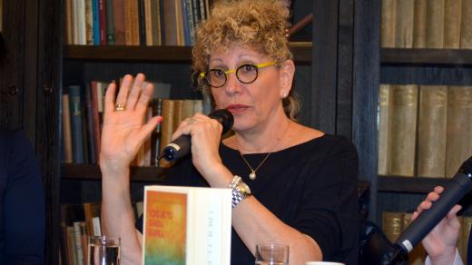 Izraelská spisovatelka Lizzie Doronová na tiskové konferenci v Praze