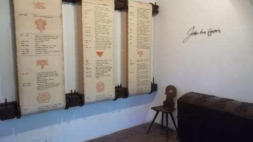 Expozice s životopisnými daty a replikou truhly z pozůstalosti Komenského