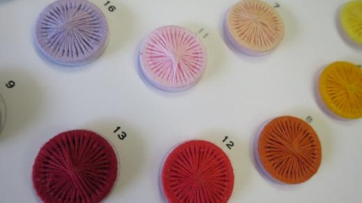 Firma Šlesinger vyrábí i barevné nitěné knoflíky