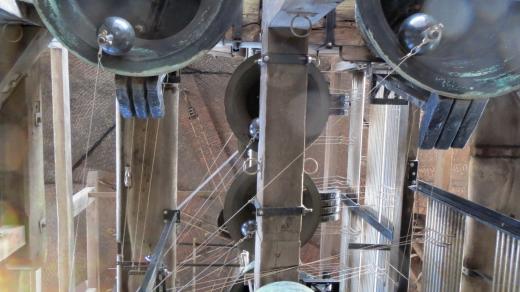 Zvonkohru v Bruggách tvoří 47 zvonů, dohromady váží skoro 30 tun