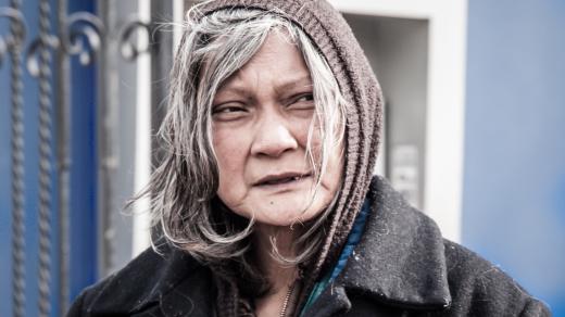 Žena bez domova - bezdomovkyně - na ulici   