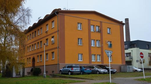 Nízký, třípodlažní panelový dům se začal stavět v roce 1953