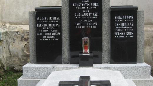 Hrob básníka Konstantina Biebla ve Slavětíně