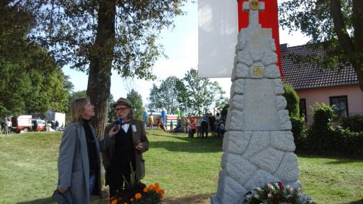 Starosta obce Pavel Kašpárek s redaktorem Zdeňkem Zajíčkem u pomníku obětem první světové války v Úsilném