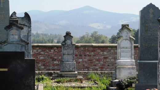 Výhled na klepáč z německého hřbitova v Dolní Lipce
