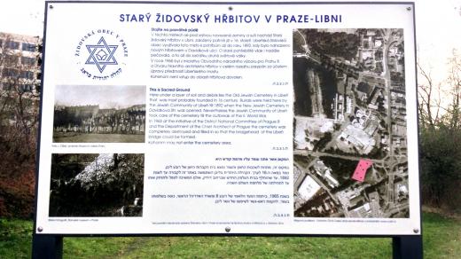 Informační tabule o židovském hřbitově v Praze-Libni u stanice metra Palmovka