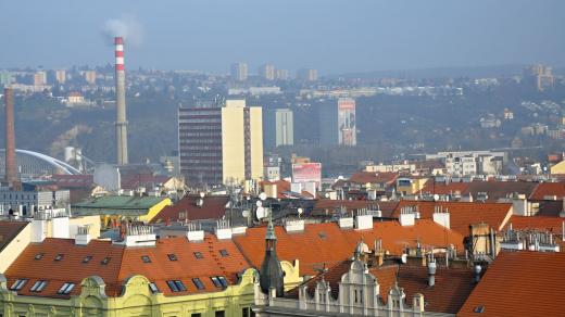 Pohled směrem do Holešovic, vlevo uprostřed Trojský most, uprostřed budova Pražské teplárenské, za ní koleje MFF UK, vzadu nahoře sídliště Kobylisy, vzadu vpravo Finanční úřad pro Prahu 8